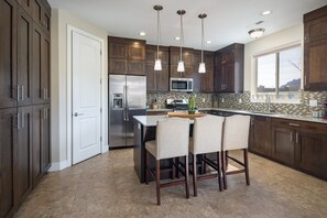 Refrigerador, microondas, horno, placa de cocina