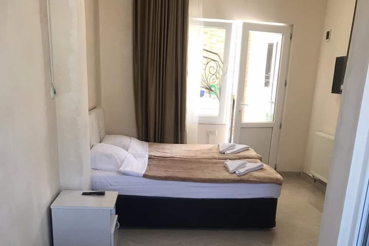 Cortinas blackout, tabla de planchar con plancha y cuna de viaje