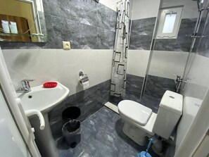 Ducha, secador de pelo, pantuflas, toallas