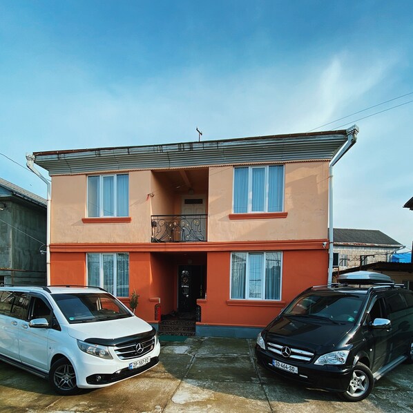 Fachada de la propiedad