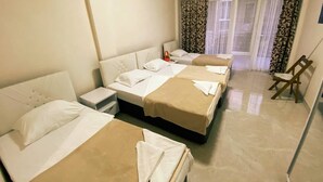 クラシック 4 人部屋 | 遮光カーテン、アイロン / アイロン台、旅行用ベビーベッド、WiFi (無料)