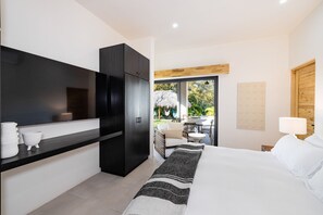 6 bedrooms, WiFi, bed sheets - 5 Min Drive to the Beach, Private Heated Jacuzzi - Sleeps 20 (Playa Avellana)