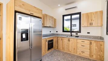 冷蔵庫、電子レンジ、オーブン、コンロ