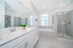 Badewanne, Haartrockner, Handtücher