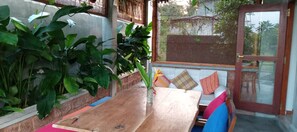 Outdoor dining - eco friendly chalet with super close to great cinnamon hiking trails (Ambalangoda)