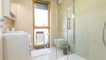 Dusche, kostenlose Toilettenartikel, Haartrockner, Handtücher