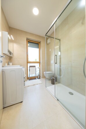 Shower, free toiletries, hair dryer, towels - Villa Mihaela (Bled)
