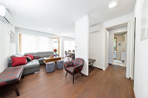 Luxury Apartment | Living area | 120-cm LED TV with digital channels, TV - Villa Mihaela (Bled)