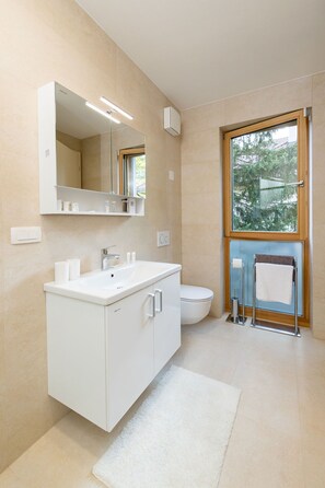 ลักซ์ชัวรี่อพาร์ทเมนท์ | ห้องน้ำ | ฝักบัว, ของใช้ในห้องน้ำฟรี, ไดร์เป่าผม, ผ้าเช็ดตัว