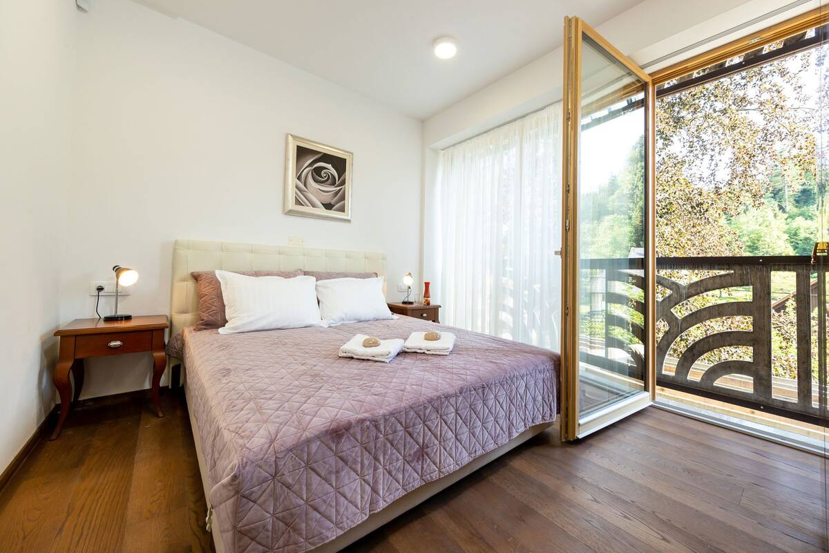 Premium bedding, desk, laptop workspace, free WiFi
