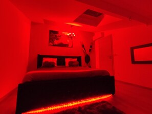 2 bedrooms, travel cot, free WiFi, bed sheets