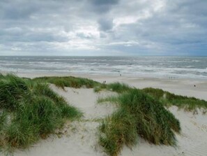 A beach with sand dunes and the ocean. - 8 Person Holiday Home in Henne (Henne)