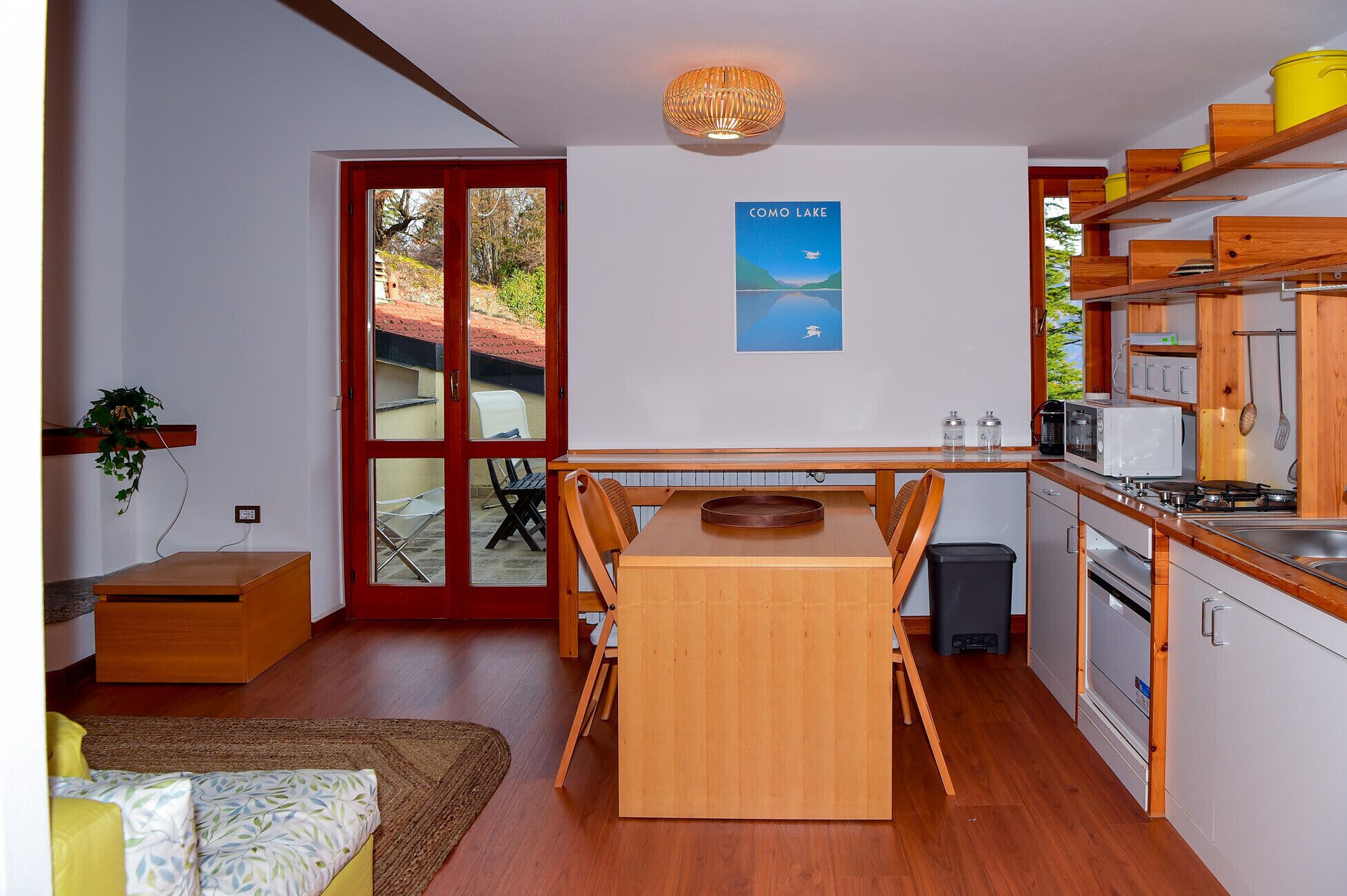 Kühlschrank, Mikrowelle, Wasserkocher mit Kaffee-/Teezubehör, Toaster