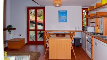 KĂŒhlschrank, Mikrowelle, Wasserkocher mit Kaffee-/Teezubehör, Toaster