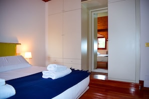 1 slaapkamer, een strijkplank/strijkijzer, gratis wifi, beddengoed