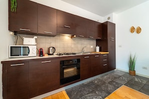 Kühlschrank, Mikrowelle, Ofen, Wasserkocher