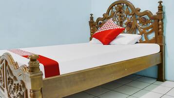 Desk, laptop workspace, free WiFi, bed sheets