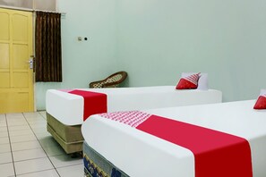 Desk, laptop workspace, free WiFi, bed sheets - OYO 90316 Hotel Candri Pelaihari (Pelaihari)