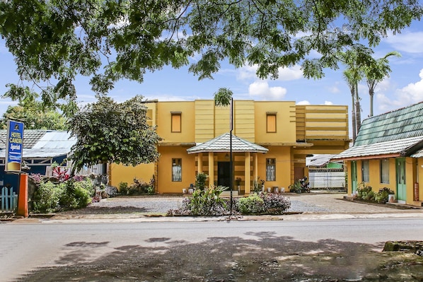 Front of property - OYO 90316 Hotel Candri Pelaihari (Pelaihari)