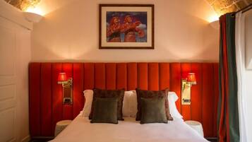 VÀrdeförvaringsskÄp pÄ rummet, skrivbord och gratis wi-fi