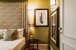 セーフティボックス (室内)、デスク、WiFi (無料)