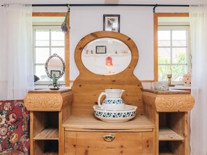 A wooden vanity with a mirror, a pitcher, and a bowl. - 4 Person Holiday Home in Laeso (Læsø)