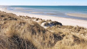 A beach with sand dunes and a clear view of the ocean. - 6 Person Holiday Home in Laeso-by Traum (Læsø)