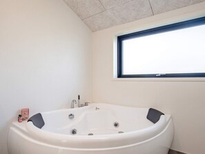 House | Spa treatment - 8 Person Holiday Home in Albaek (Aalbaek)