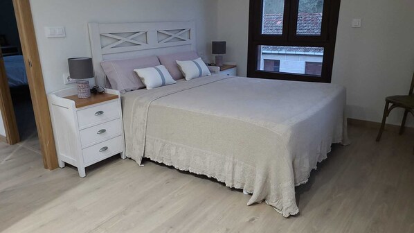 3 bedrooms, travel cot, WiFi, bed sheets