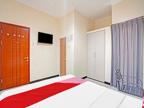 Desk, laptop workspace, blackout curtains, free WiFi - OYO Flagship  90789 Genteng Residence (Surabaya)