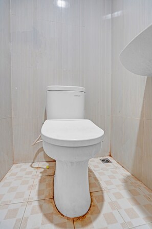 Habitación Deluxe doble | Baño | Ducha, artículos de higiene personal gratuitos, toallas y jabón