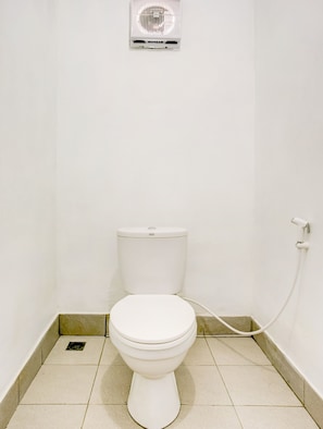 Habitación estándar | Baño | Regadera, toallas, papel de baño