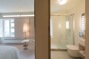 A modern bathroom with a glass shower, a toilet, and a vanity with a mirror. - Boreal Viento Norte (Burgos)