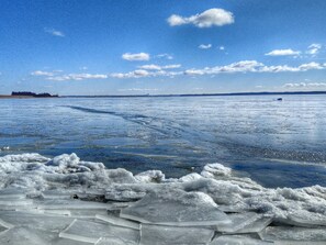 A frozen lake with ice floes and a clear sky. - 9 Person Holiday Home in Skibby (Skibby)