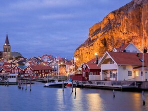 A waterfront town with traditional buildings, a church, and a large cliff. - 6 Person Holiday Home in Fjallbacka (Fjallbacka)