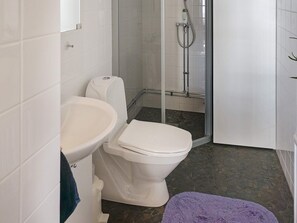 House | Bathroom - 4 Person Holiday Home in Farentuna (Faerentuna)