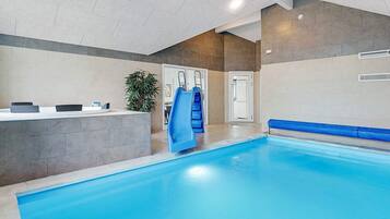 Casa | Alberca | Alberca techada y alberca al aire libre