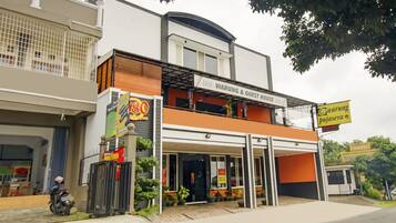 Vista frontal de la propiedad