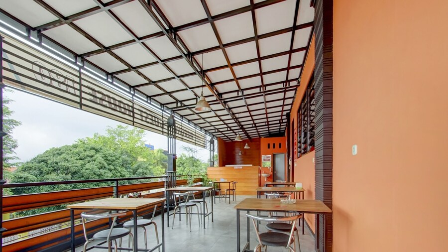 Capital O 90151 Guest House 180