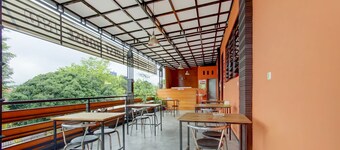 Super OYO Capital O 90151 Guest House 180