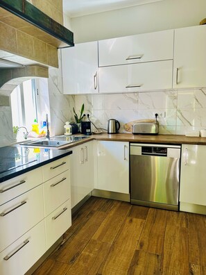 Microondas, horno, placa de cocina, lavavajillas