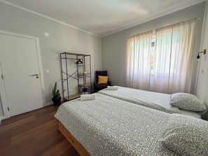 4 bedrooms, iron/ironing board, WiFi, bed sheets