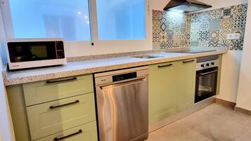 Een koelkast, een magnetron, een oven, een kookplaat