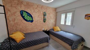 2 slaapkamers, een bureau, een strijkplank/strijkijzer, reisbedje
