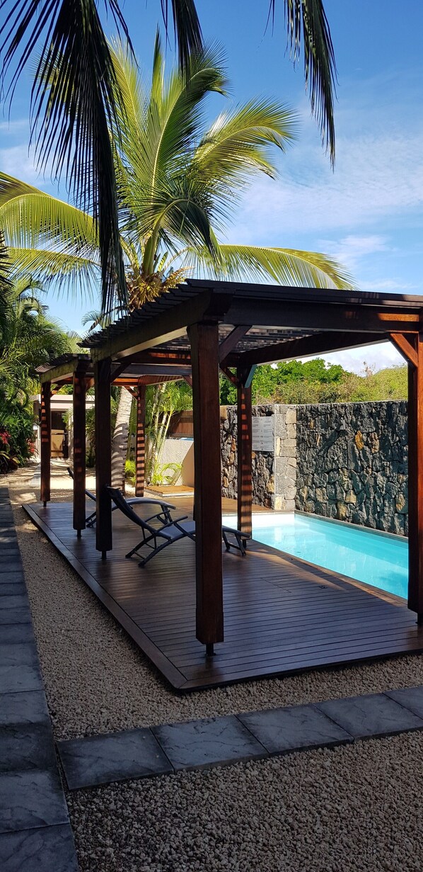 Outdoor pool - Chic, modern apartment, 100 metres from the beach, swimming pool (la preneuse)