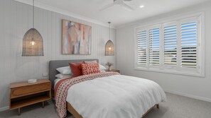5 habitaciones, escritorio y tabla de planchar con plancha 