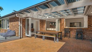 تناول الطعام بالخارج