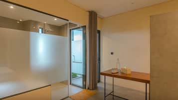 Apartemen Deluks | Kamar mandi | Shower, pancuran hujan, perlengkapan mandi gratis, dan pengering rambut