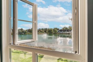 Interior - South Facing Cotswolds Water Park Lake House. (Cirencester)