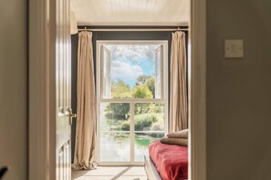 Room - South Facing Cotswolds Water Park Lake House. (Cirencester)